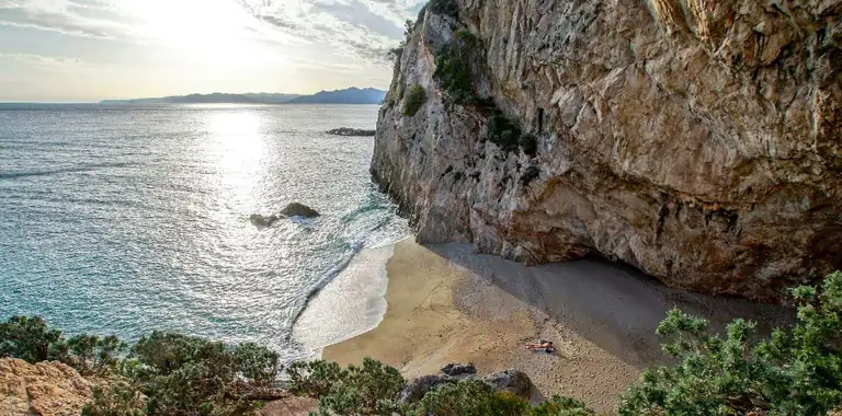 Spiaggia di Punta Crena tra le rocce
