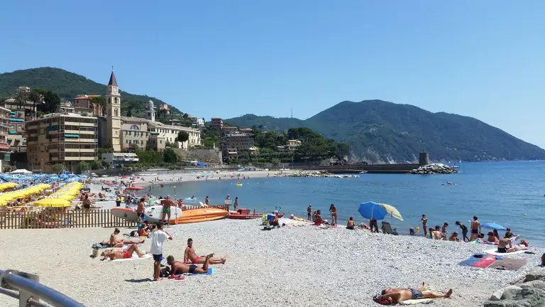 Spiaggia di Recco con gli ombrelloni
