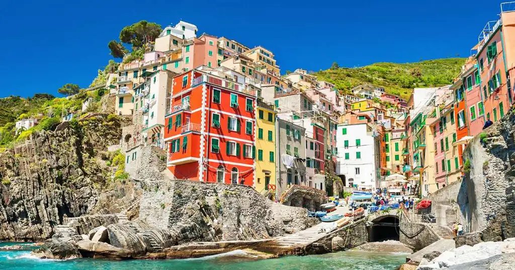 Riomaggiore con le case colorate sulla scogliera