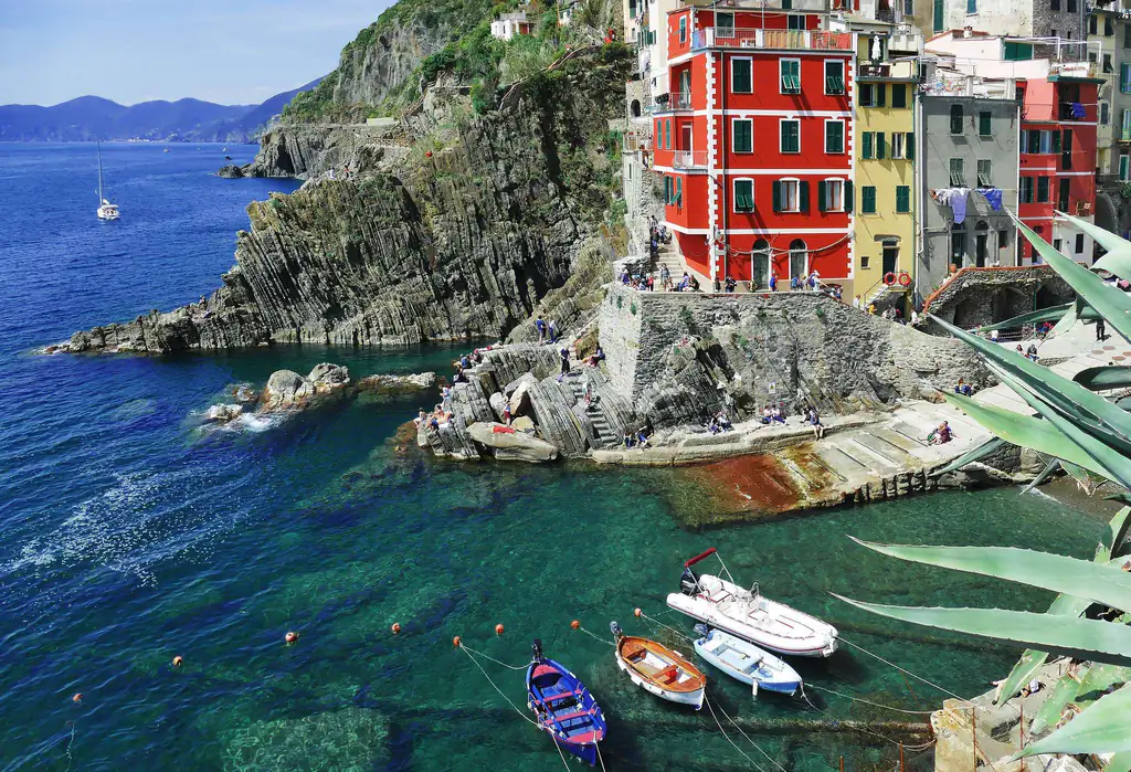 Barche e case colorate nel porticciolo di Riomaggiore