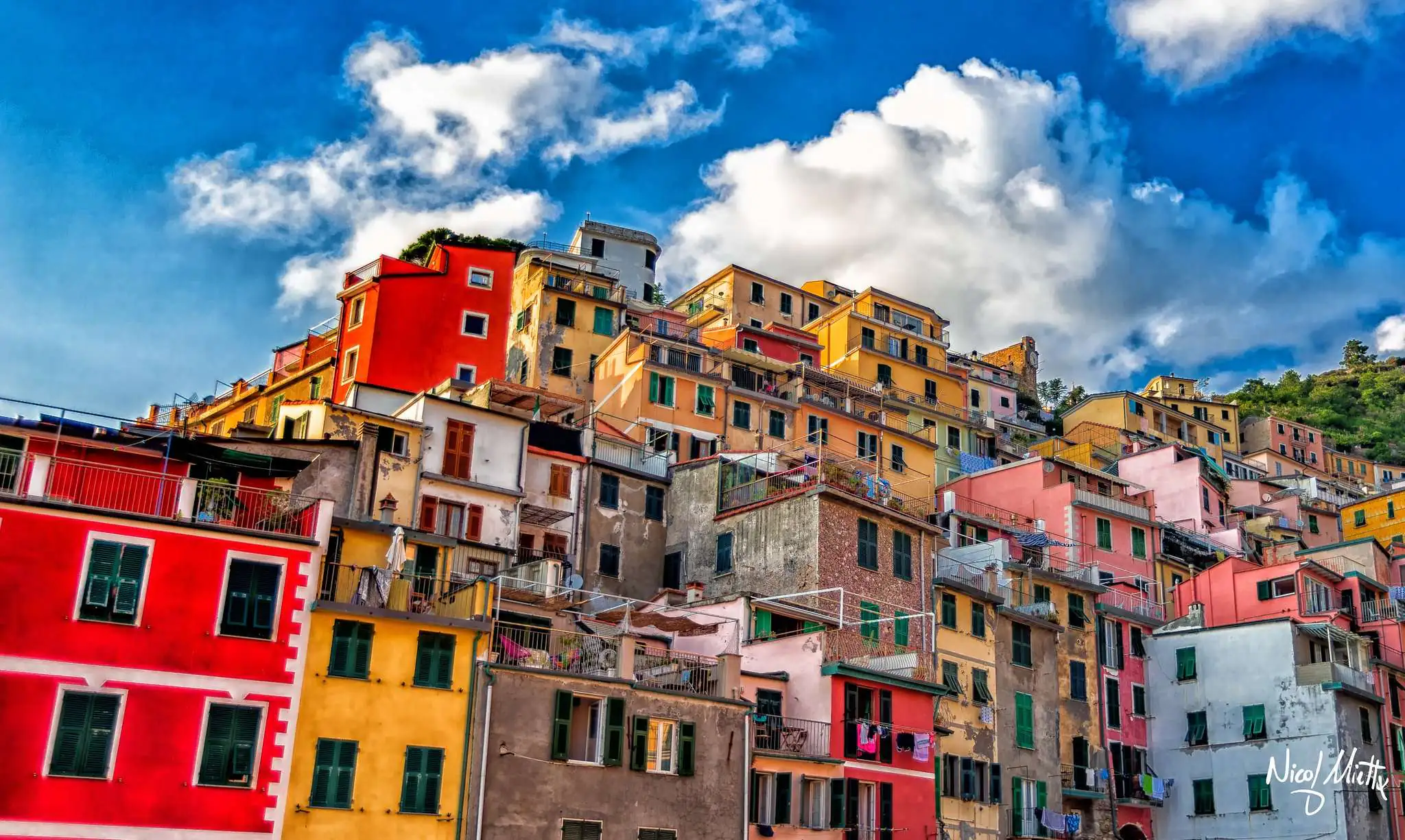 Facciate colorate di Riomaggiore sotto il cielo azzurro