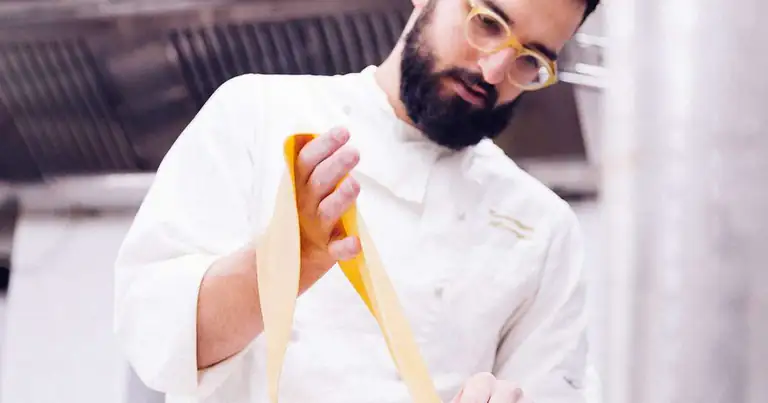 Chef che prepara la pasta fresca