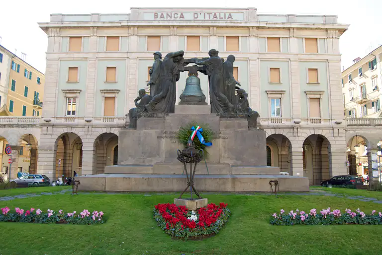 Monumento ai Caduti in piazza a Savona, luogo del Rito delle 18
