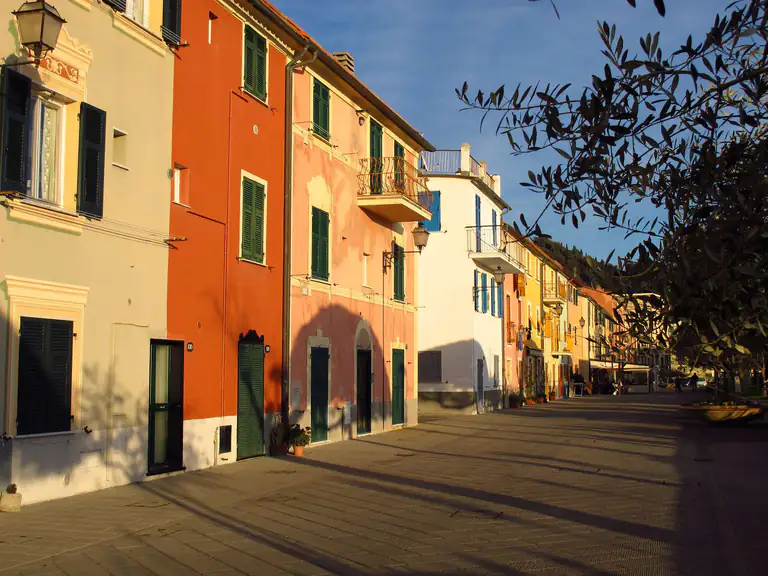 Via con case colorate a Riva Trigoso