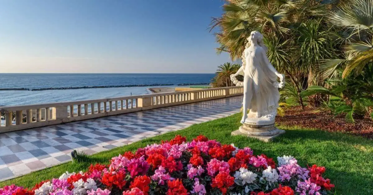 Blumenbeete und Statue an der Promenade von Sanremo
