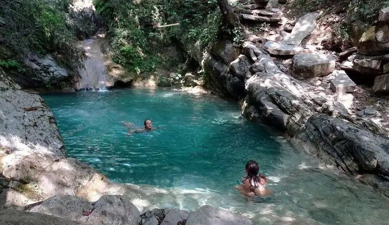Laghetti e rocce del torrente a Rocchetta Nervina