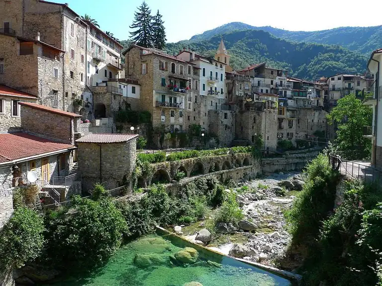 Rocchetta Nervina e il torrente tra le montagne