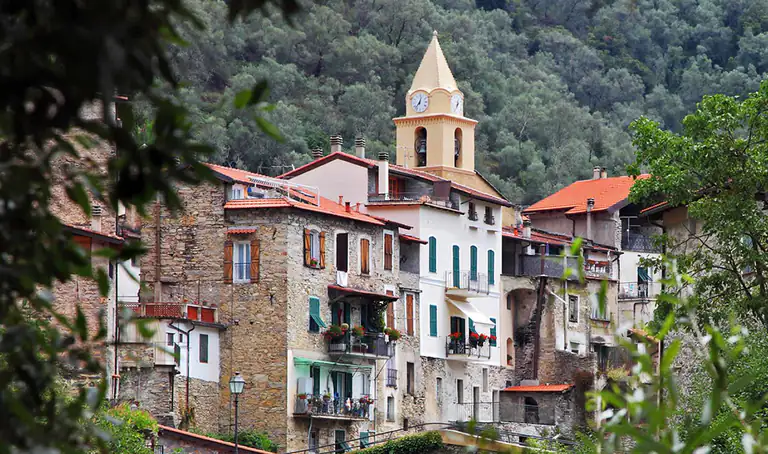 Campanile e case di Rocchetta Nervina