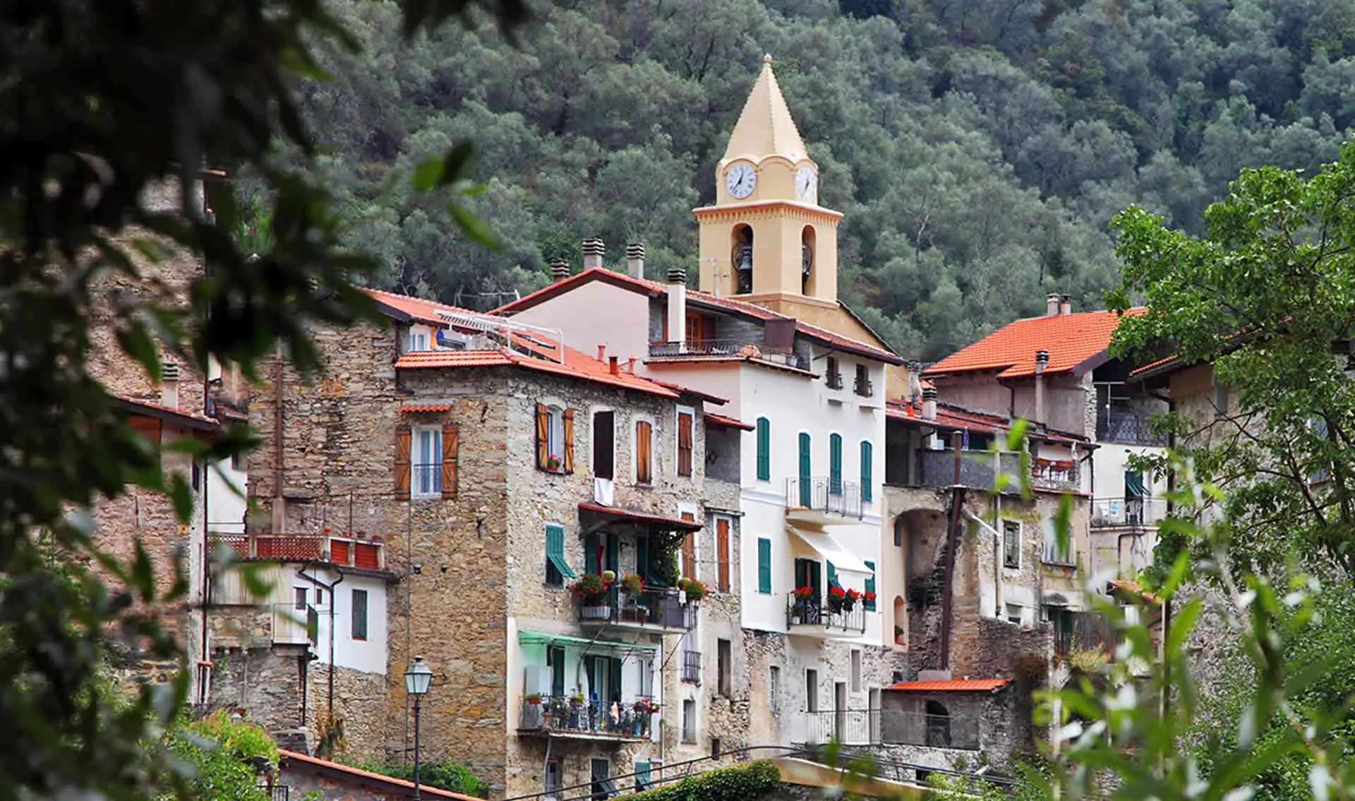Campanile e case di Rocchetta Nervina