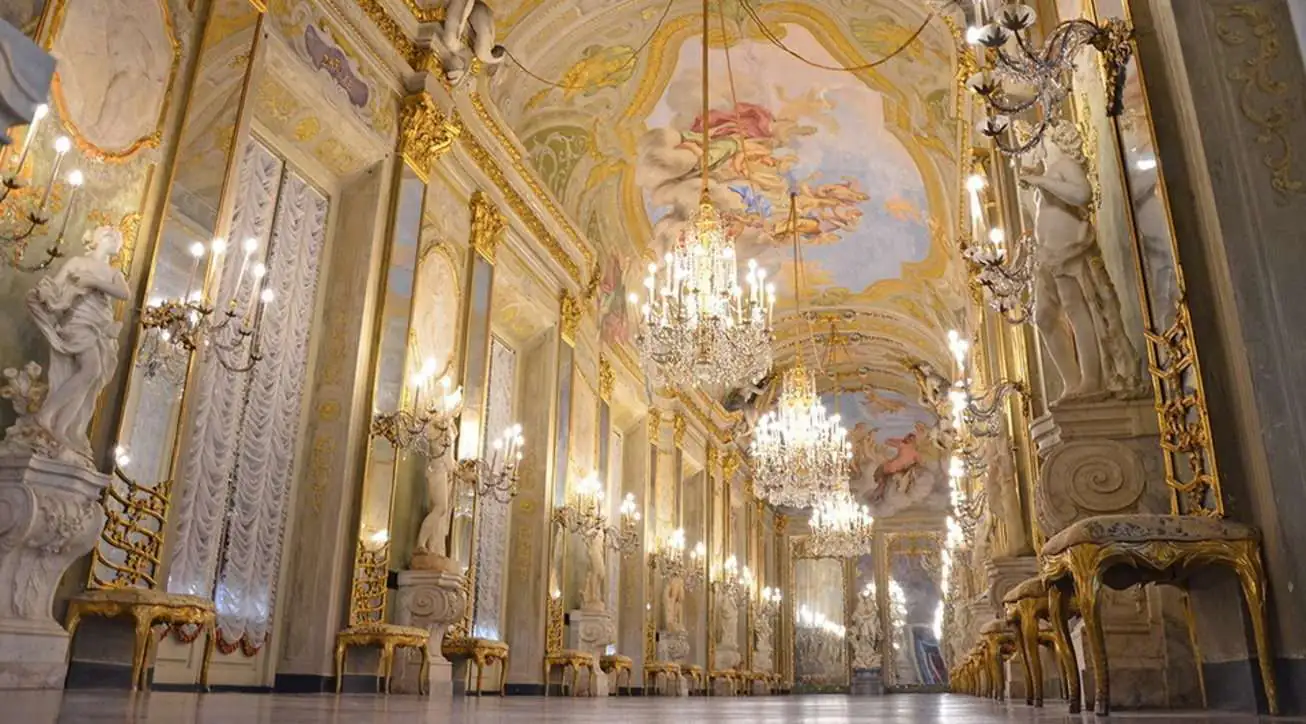 Galleria degli Specchi di un Palazzo dei Rolli a Genova