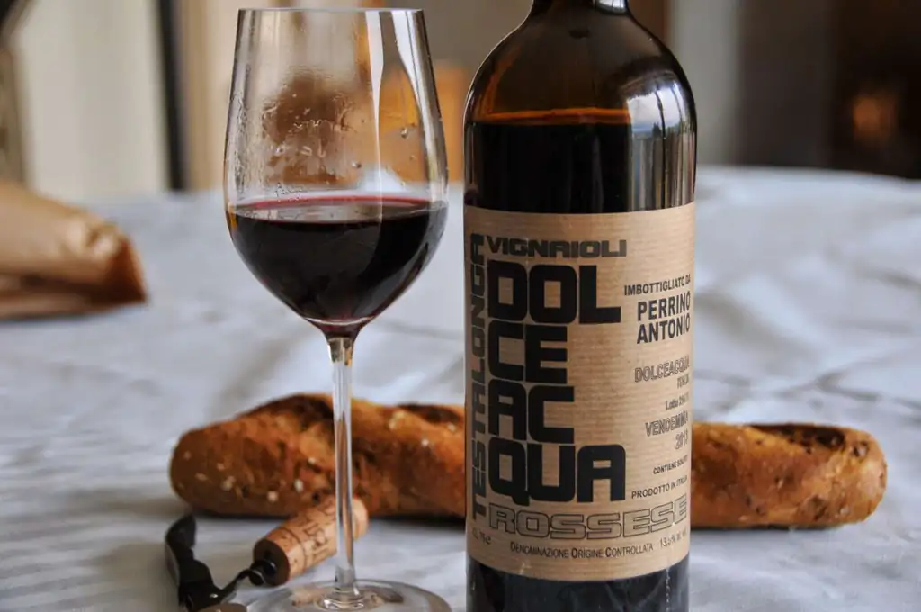 Bottiglia di Rossese di Dolceacqua con un calice