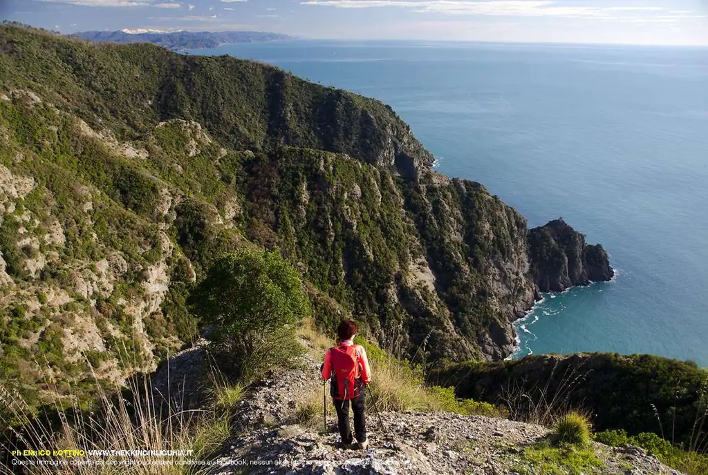 Escursionista sul sentiero da Ruta di Camogli verso il mare