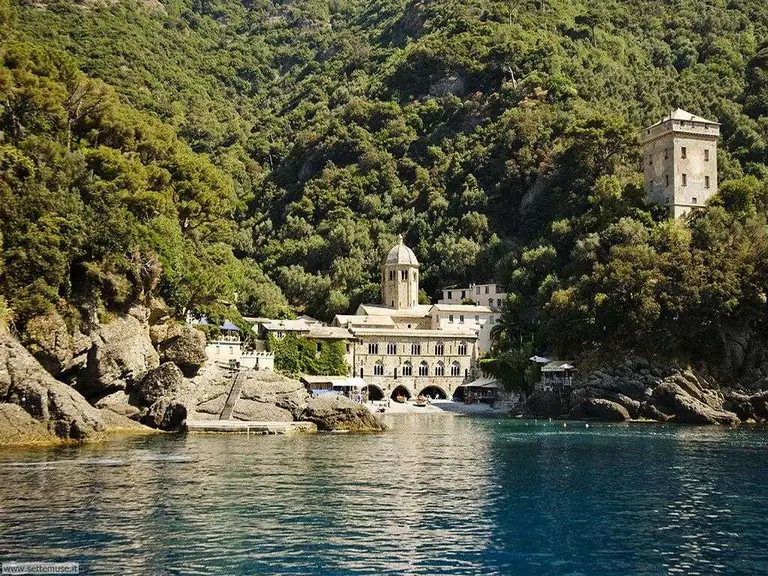 Abbazia di San Fruttuoso nella sua baia