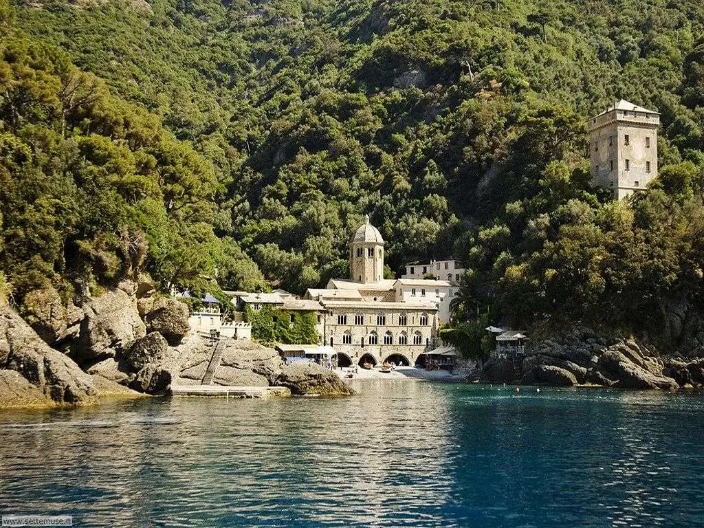 Abbazia di San Fruttuoso nella sua baia