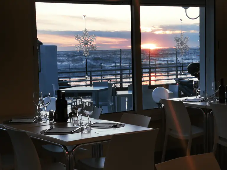 Salle vue mer du restaurant San Marco à Bordighera au coucher du soleil