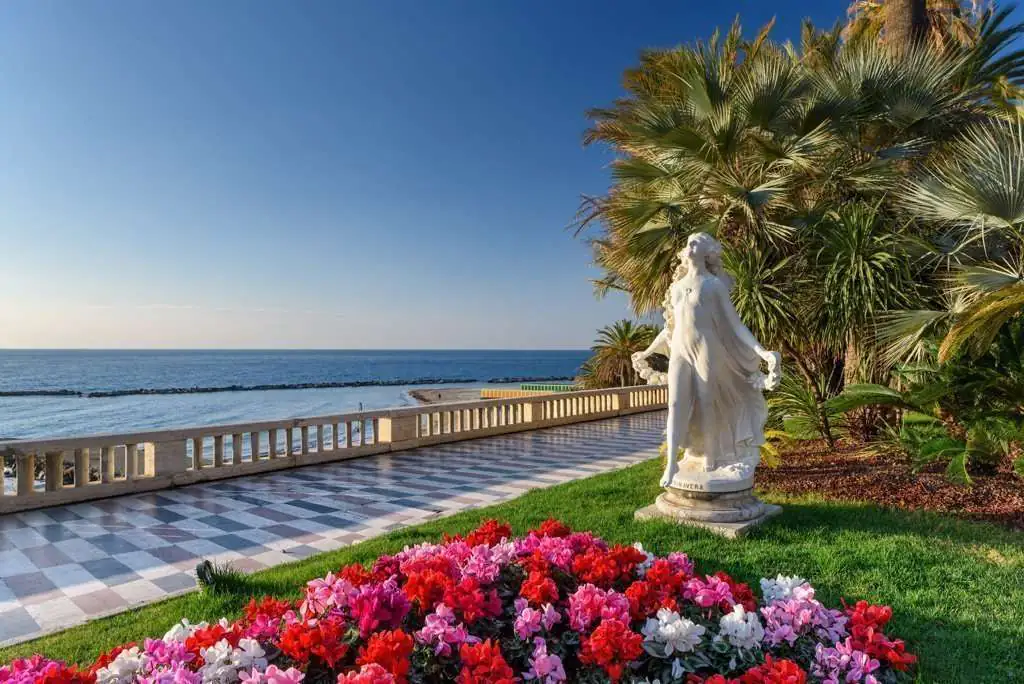 Statua e aiuole fiorite sulla passeggiata Imperatrice a Sanremo