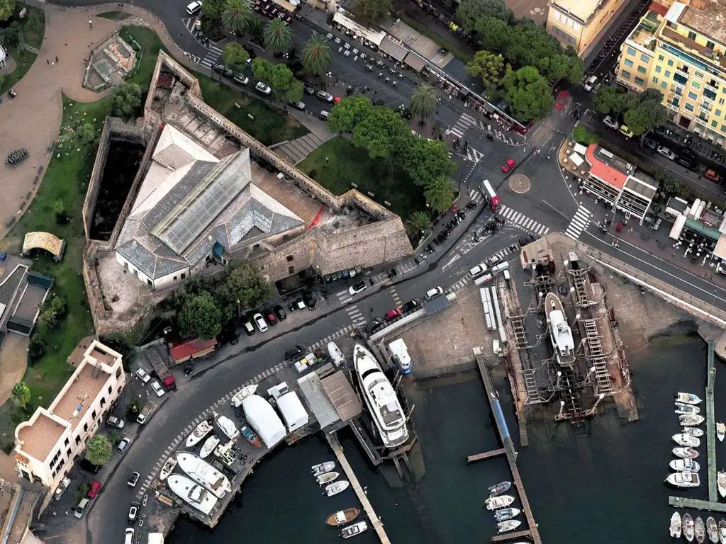 Festung Santa Tecla und Hafen von Sanremo von oben