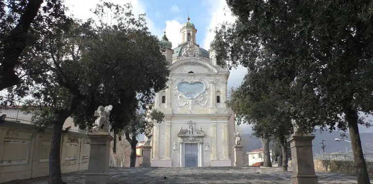 Santuario della Madonna della Costa a Sanremo tra gli alberi