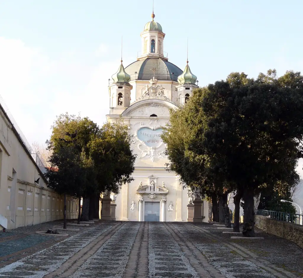 Façade du sanctuaire de la Madonna della Costa à Sanremo