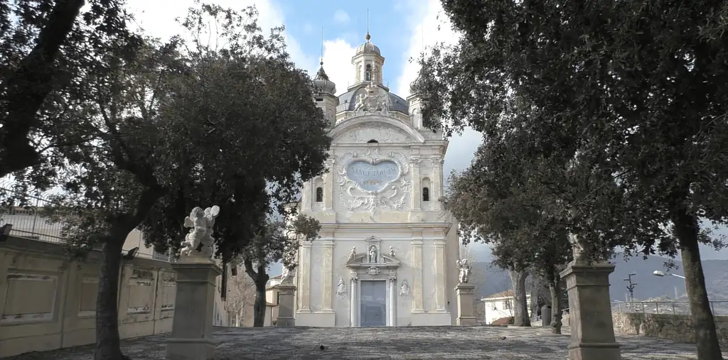 Parvis du sanctuaire de la Madonna della Costa à Sanremo