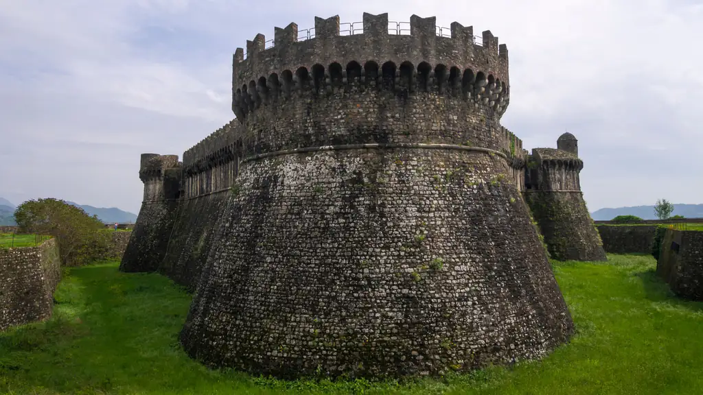 Runder Turm der Festung Sarzanello