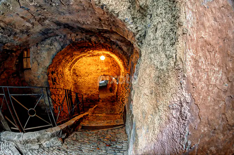 Passaggio scavato nella roccia a Dolceacqua