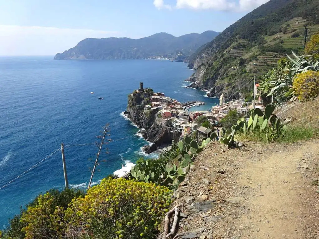 Sentiero da Vernazza a Corniglia con vista su Vernazza