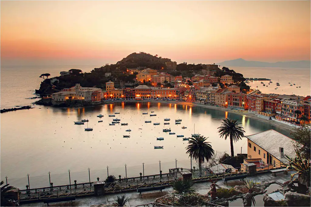 Baie du Silence au coucher du soleil à Sestri Levante