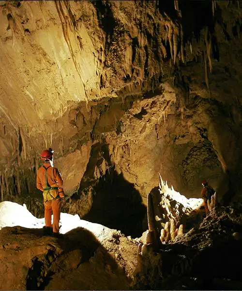 Speleologia in una grotta vicino a Pigna