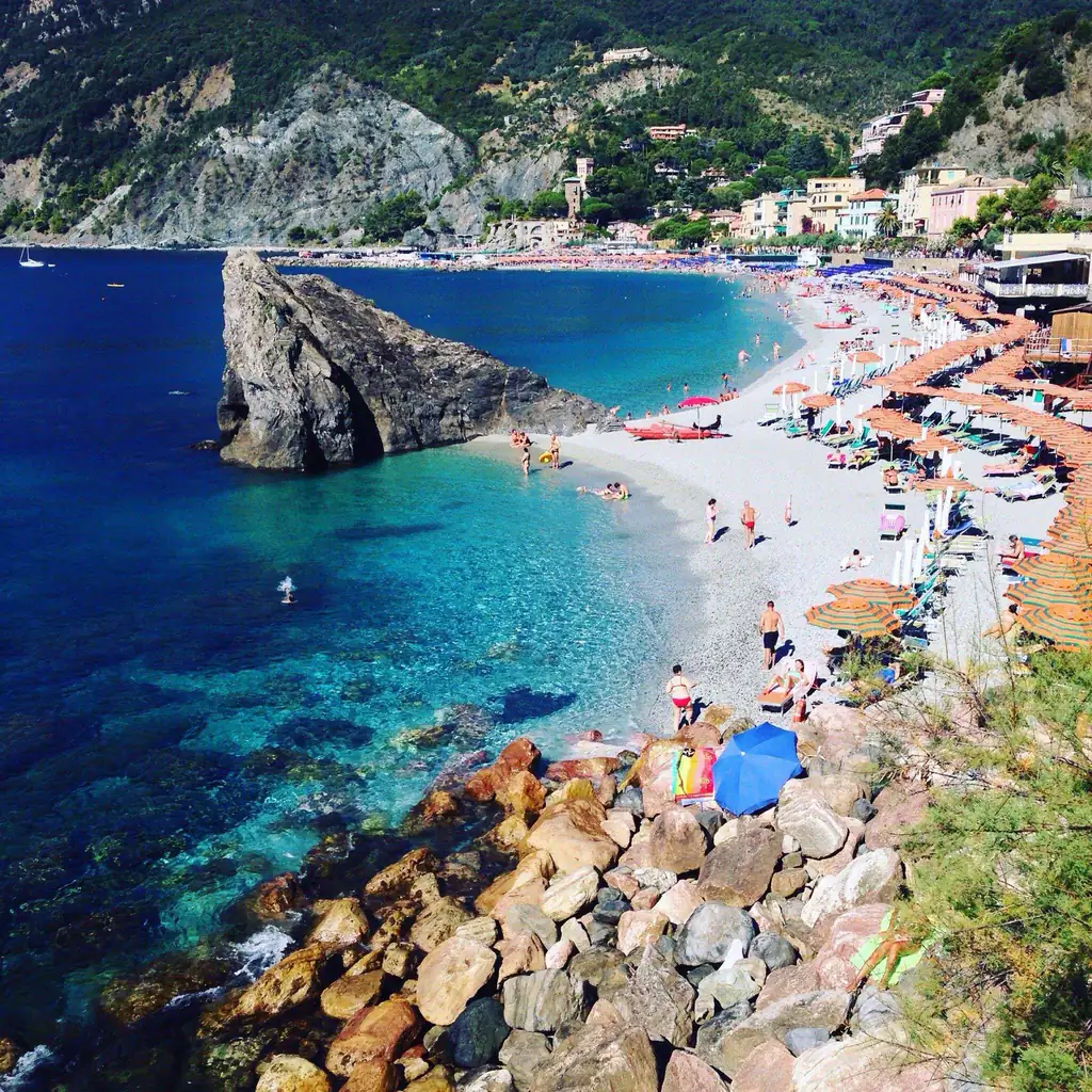 Spiaggia e mare turchese alle Cinque Terre