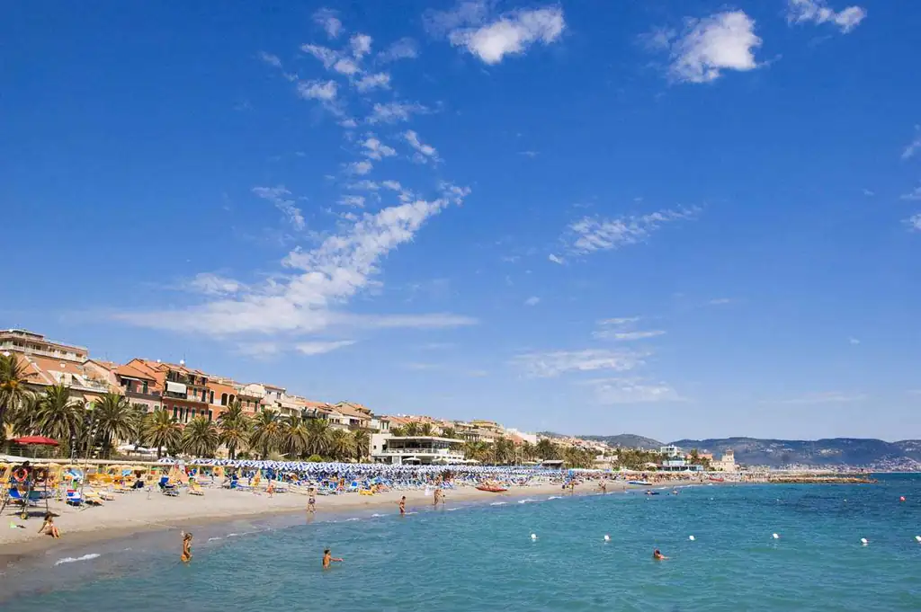 Spiaggia di Loano sotto il cielo azzurro