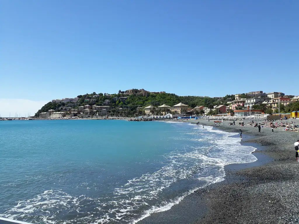 Spiaggia di Arenzano con le onde