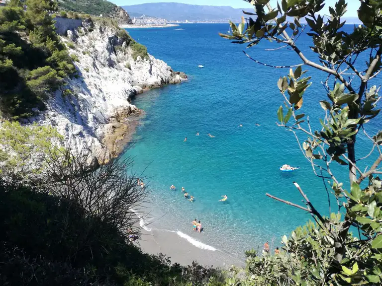 Spiaggia di Bergeggi con la scogliera bianca