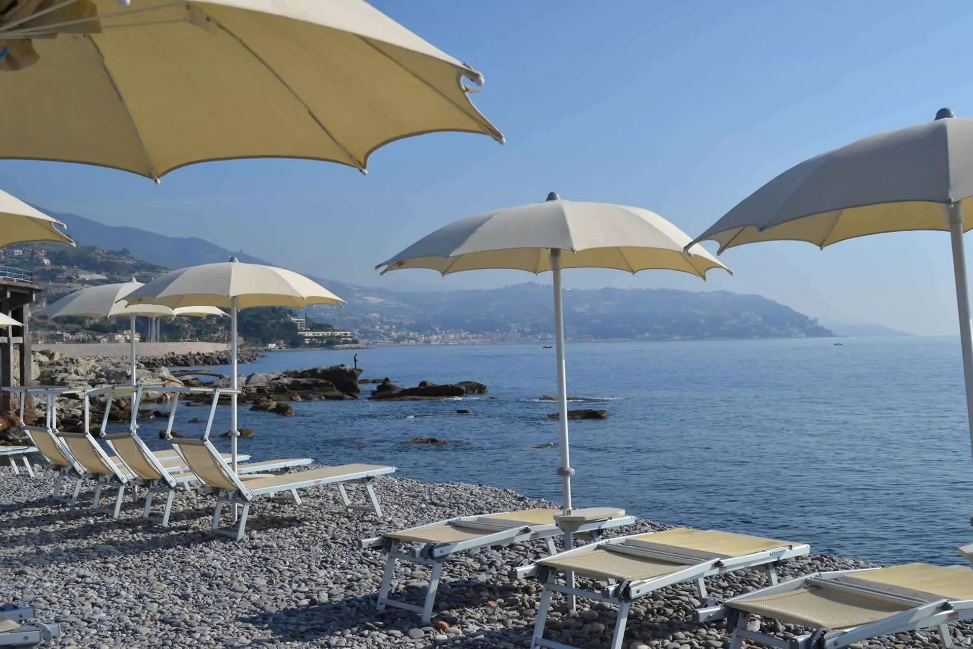 Strand von Bordighera mit Strandbädern und klarem Wasser