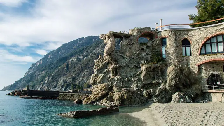 Spiaggia del Gigante a Monterosso con lo scoglio