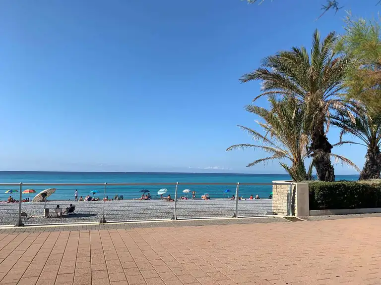 Spiaggia di Rattaconigli a Bordighera con le palme
