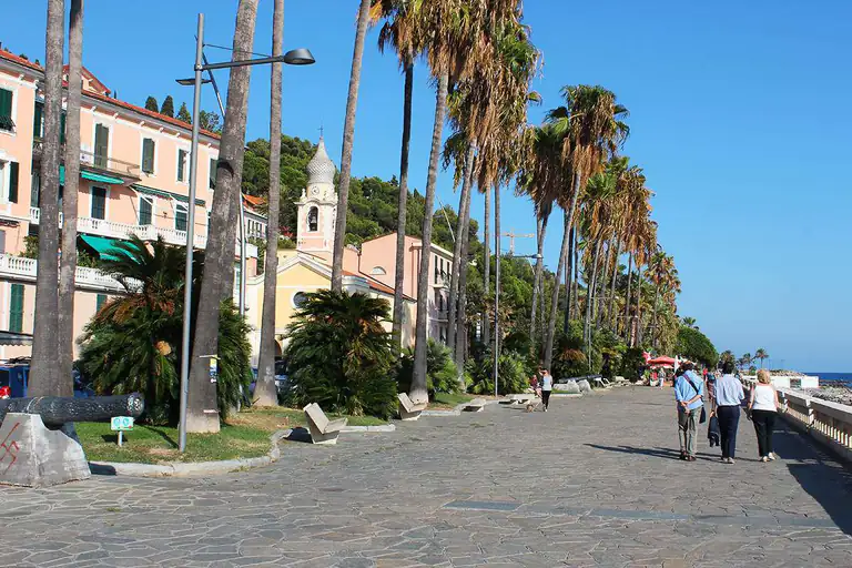 Spianata di Borgo Peri con le palme a Imperia