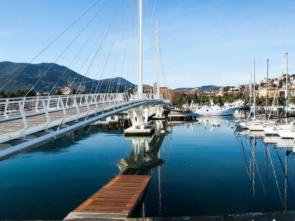 Thaon-di-Revel-Brücke und Jachthafen in La Spezia