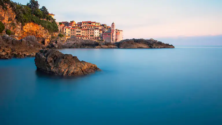 Tellaro sulla scogliera al tramonto