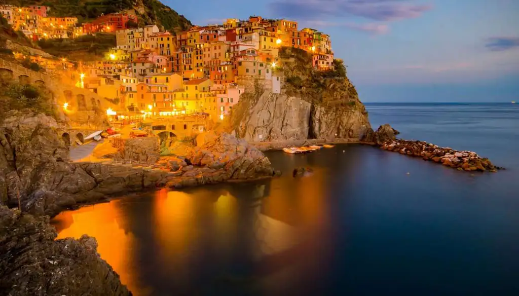 Manarola illuminata di notte