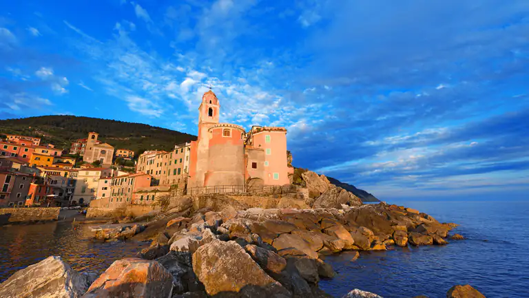 Chiesa di San Giorgio e scogliera di Tellaro