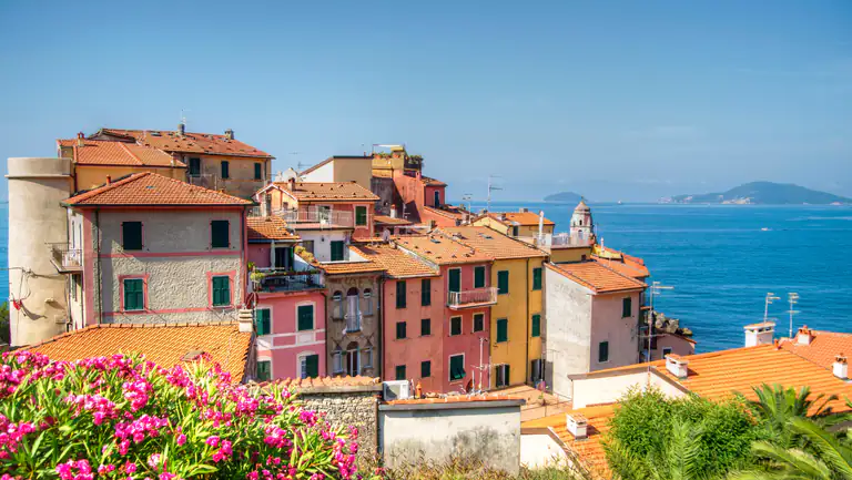 Fiori e case colorate a Tellaro