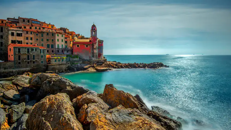 Scogli e case di Tellaro sul mare