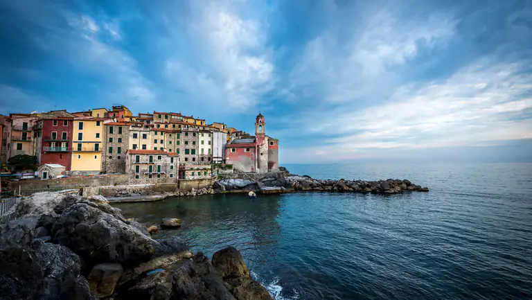 Tellaro e il mare sotto il cielo drammatico