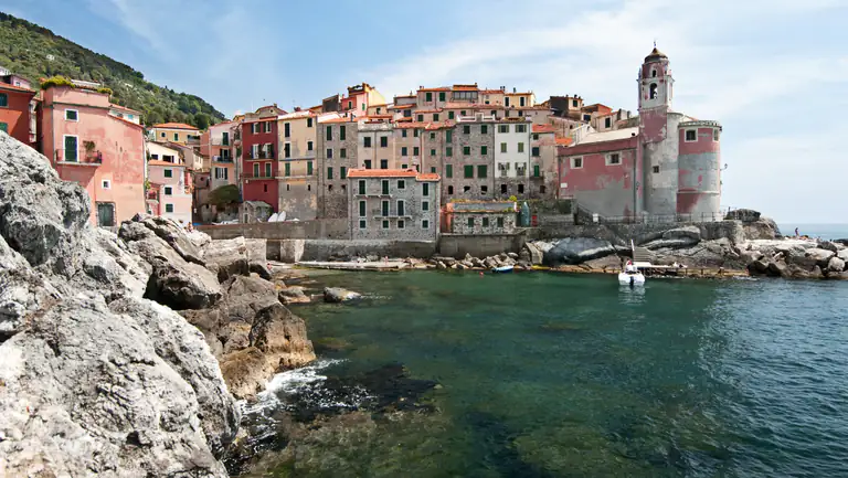 Il borgo di Tellaro visto dalla scogliera