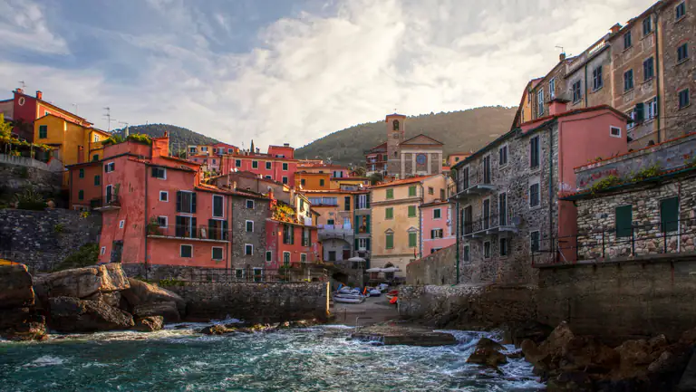 Tellaro con le case colorate e gli scogli