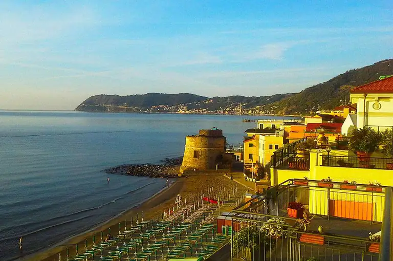 Torrione sulla spiaggia di Alassio
