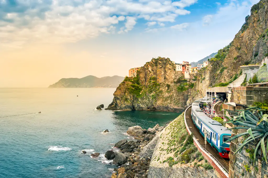 Treno delle Cinque Terre lungo la costa