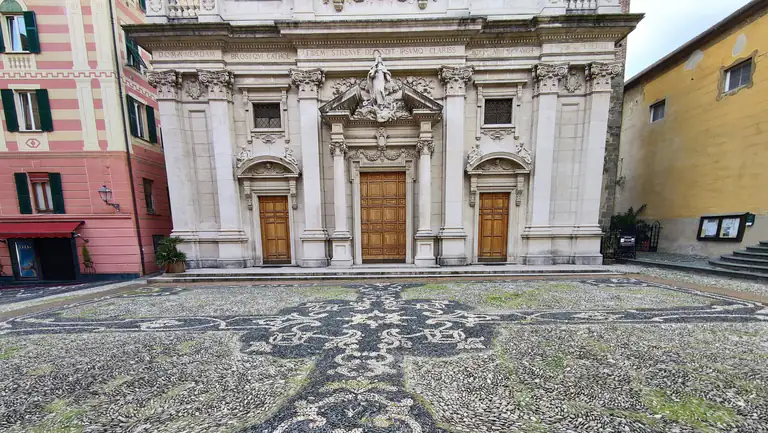 Chiesa e piazza nel centro di Varazze