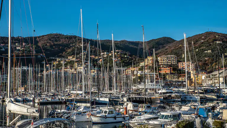 Porto turistico di Varazze con le barche a vela